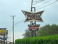USA - Chandler OK - Abandoned Lincoln Motel Neon Sign (17 Apr 2009)